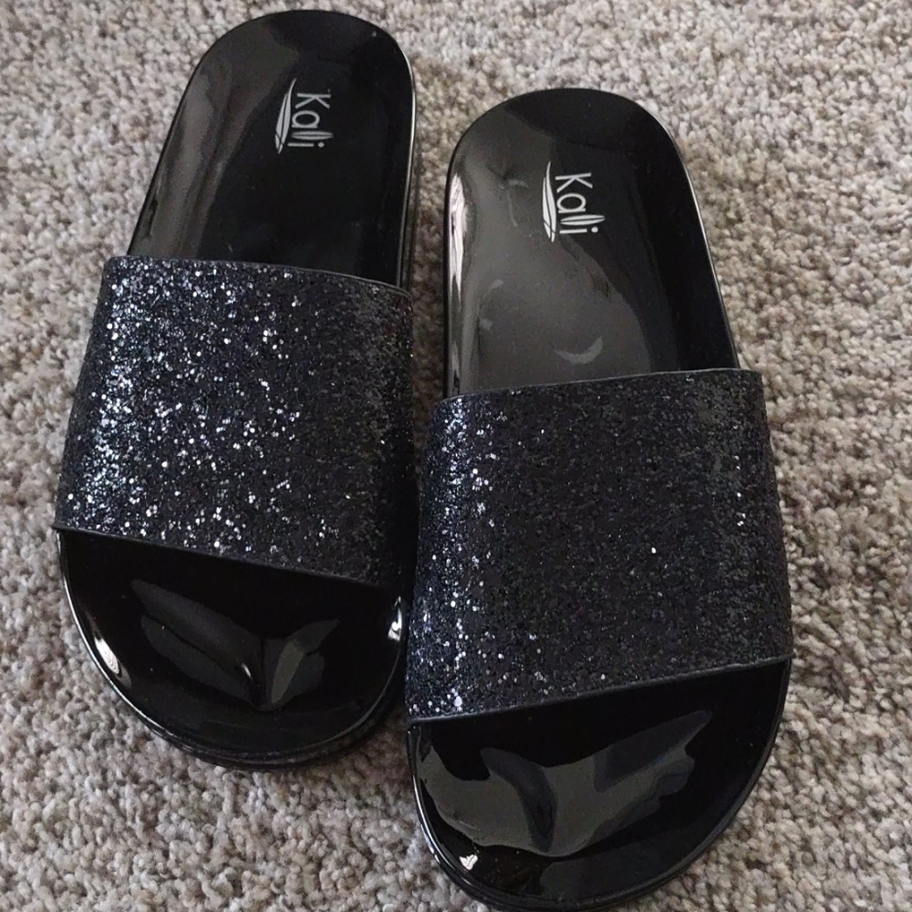 Kalli size 8 black slides